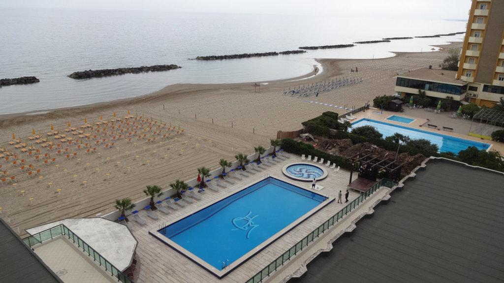 Club Esse Mediterraneo Montesilvano Marina Екстериор снимка