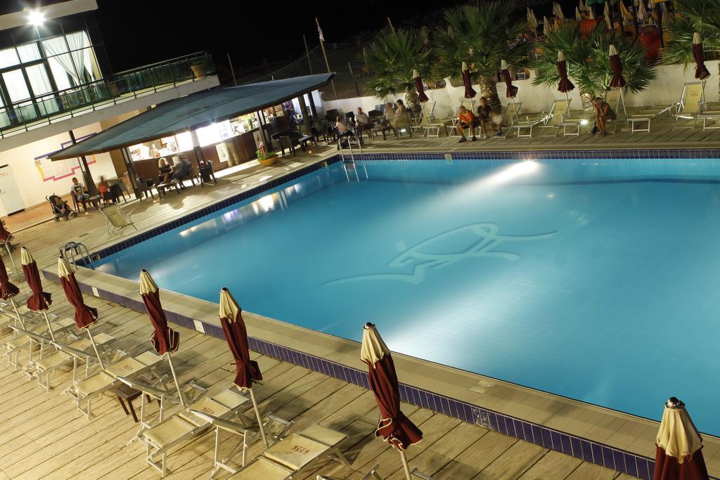 Club Esse Mediterraneo Montesilvano Marina Екстериор снимка
